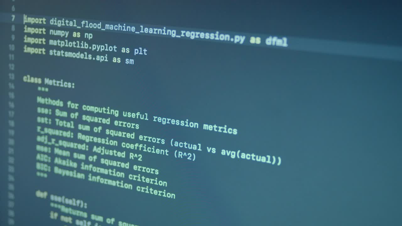 Python语言滚动机器学习应用程序的源代码在屏幕上视频素材