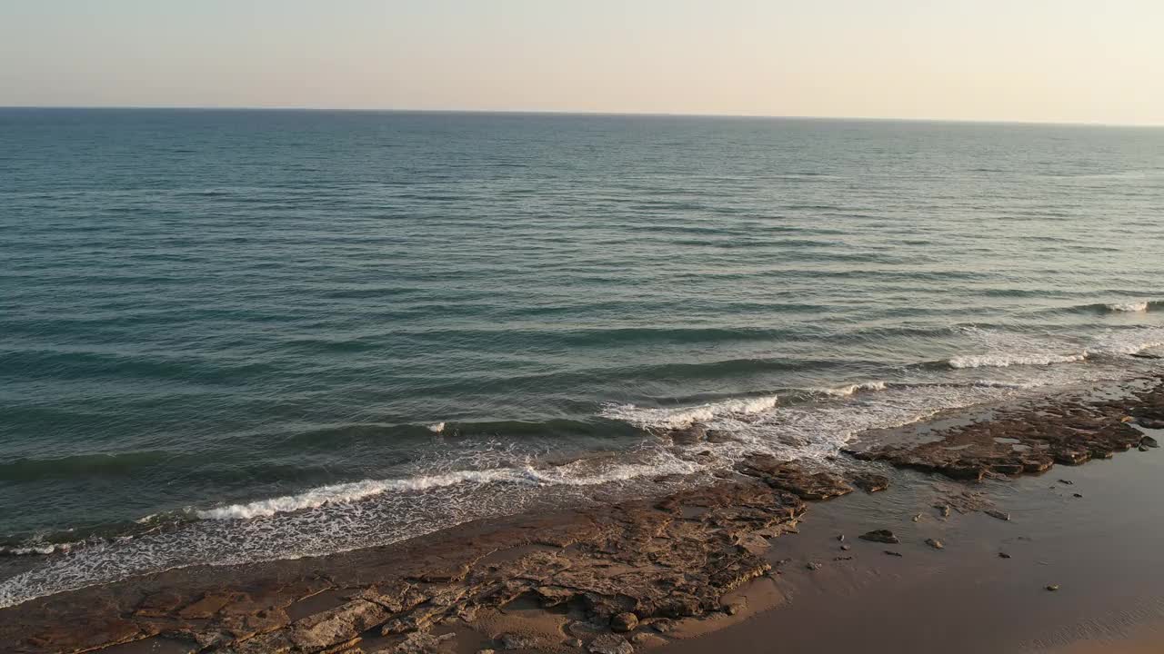 日落时的海滩鸟瞰图视频素材