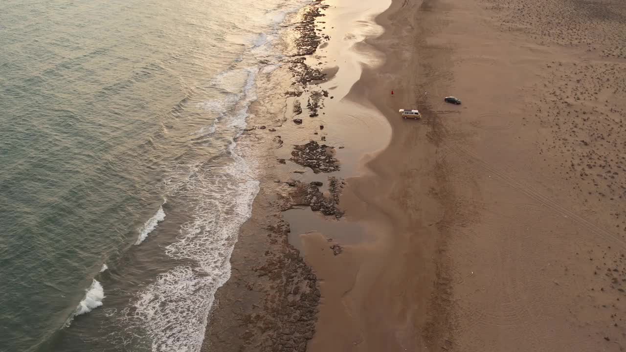 日落时的海滩鸟瞰图视频素材