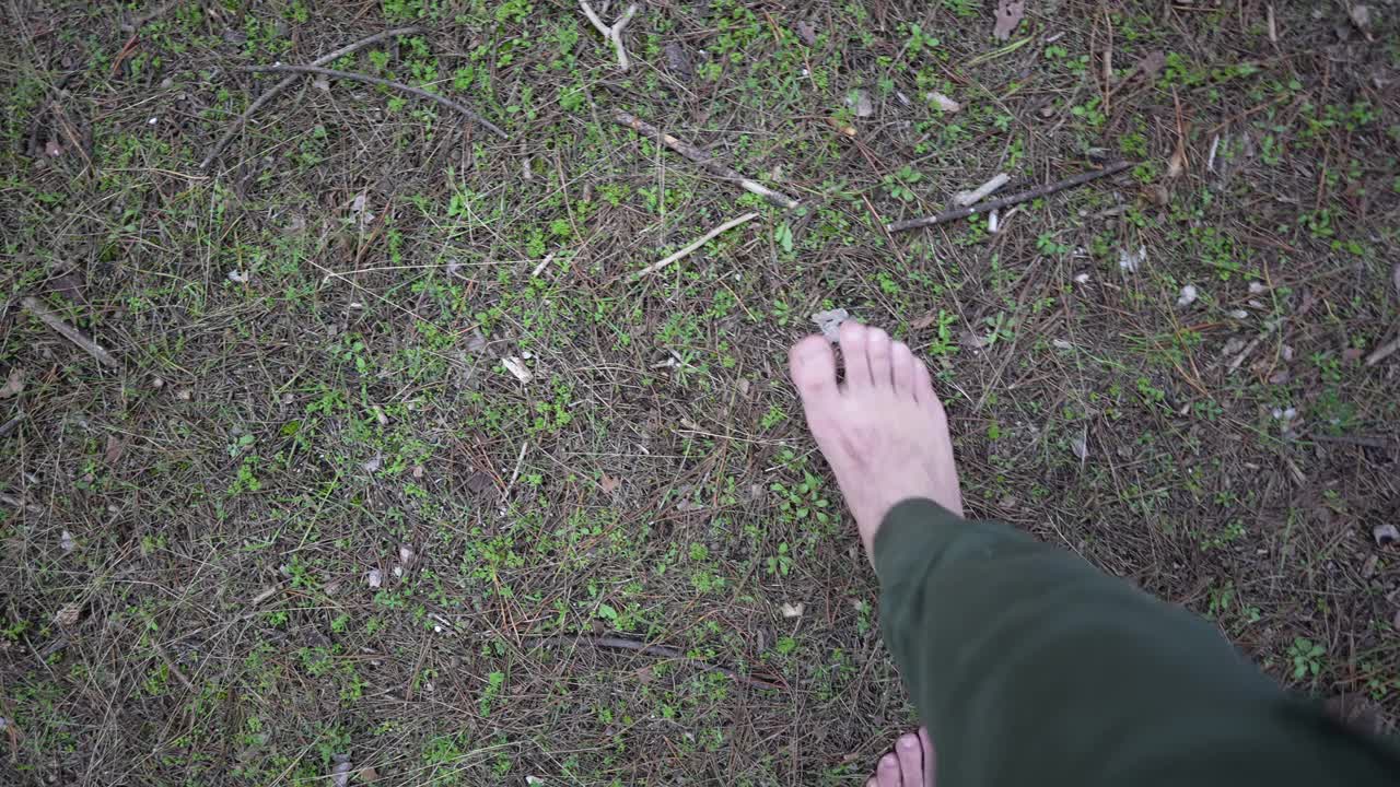 光着脚踩在森林里视频下载