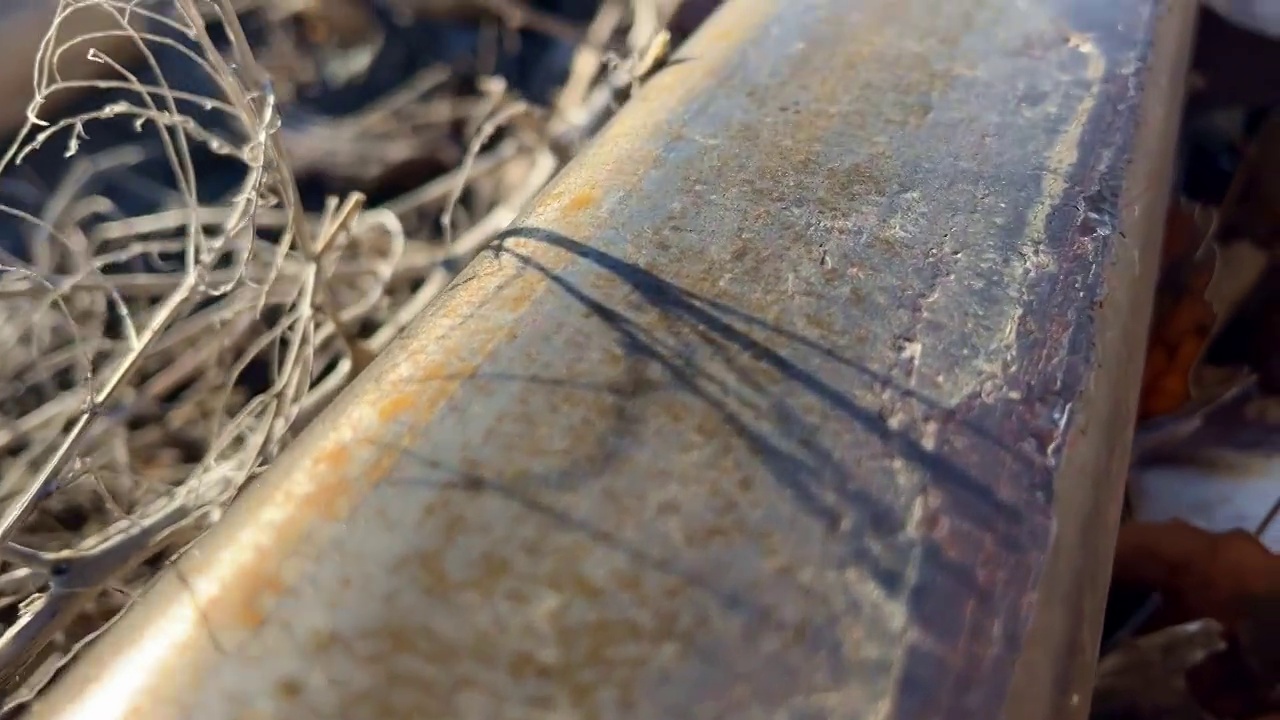 在科罗拉多州西部一个阳光明媚的日子里，生锈的旧火车轨道和周围的岩石的特写镜头视频下载