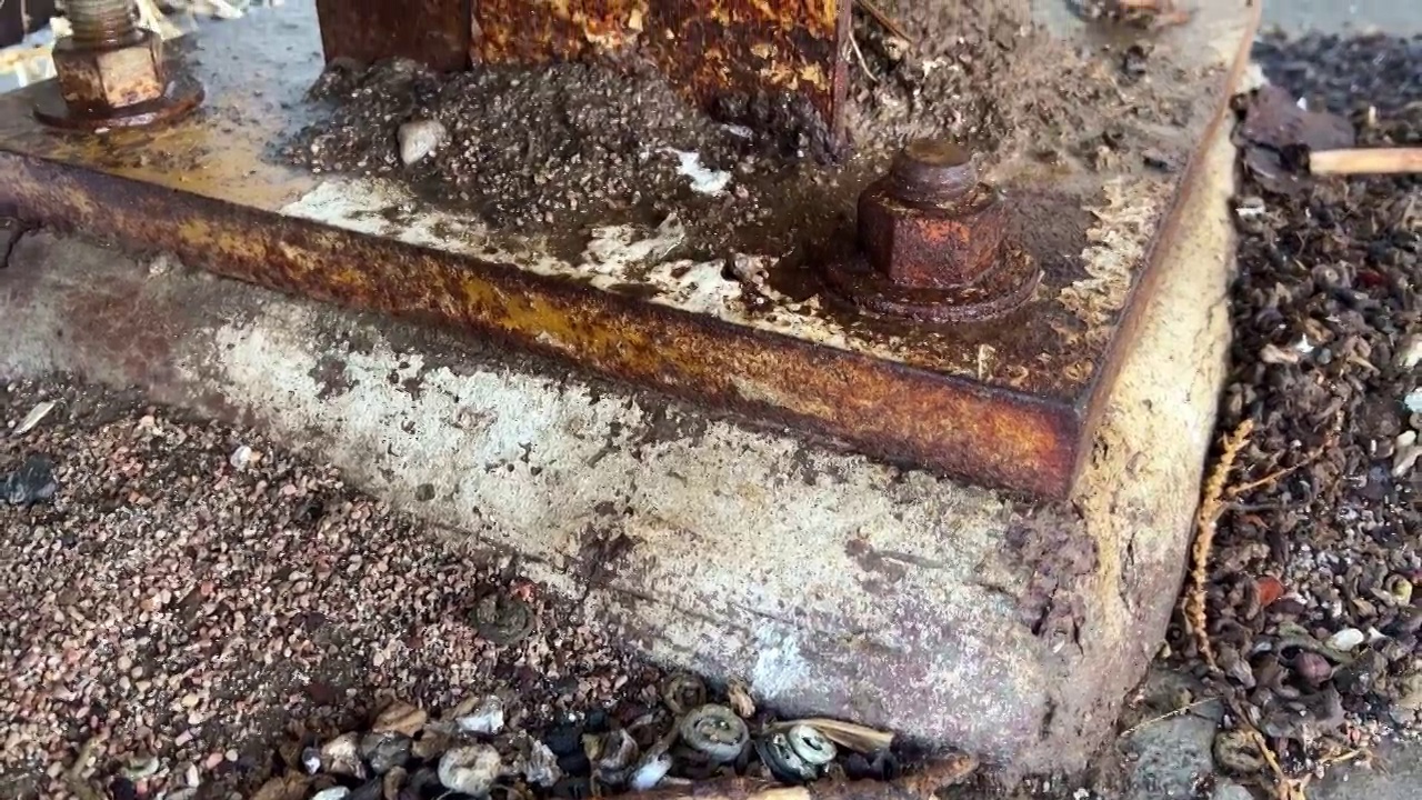 废弃工地上陈旧生锈的柱子视频素材