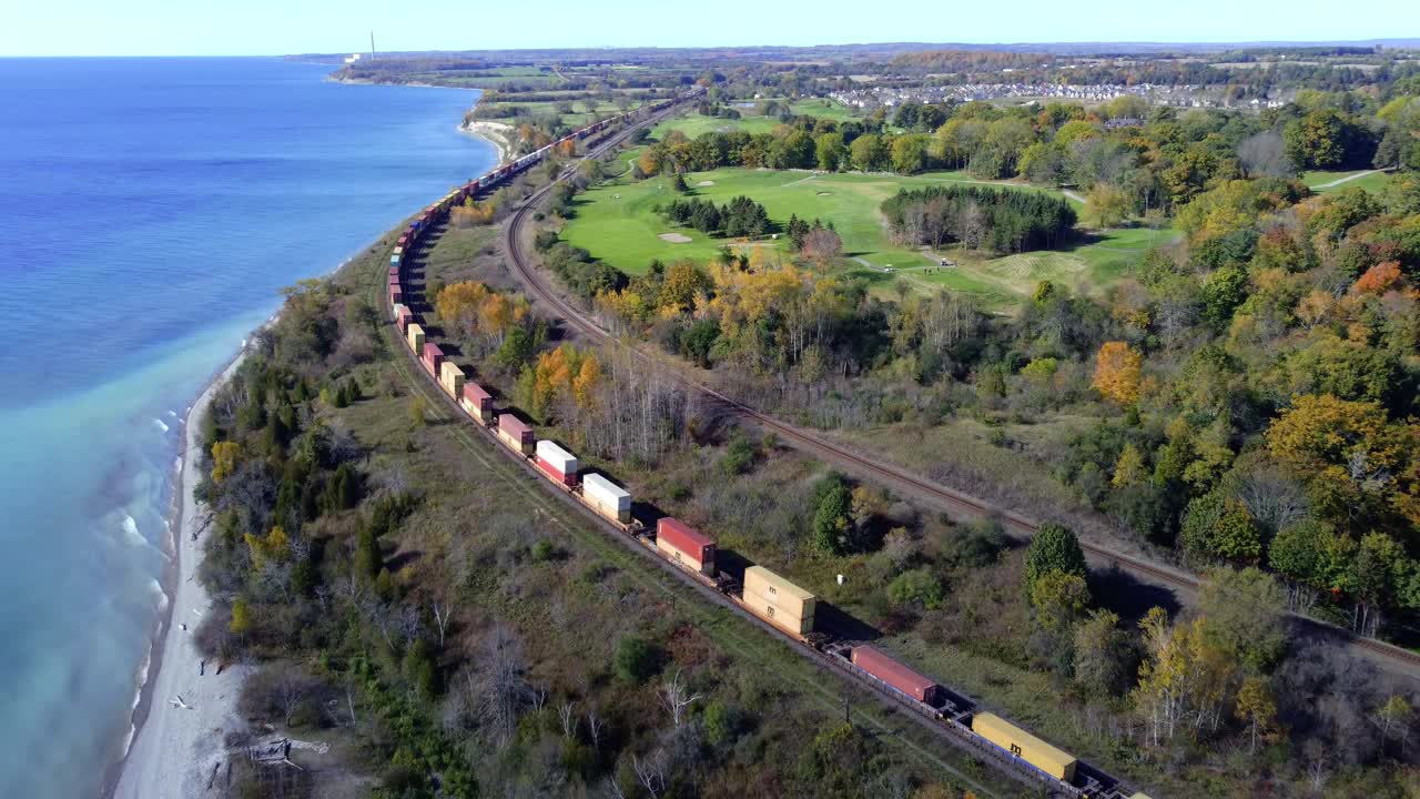 火车经过加拿大安大略湖附近的霍普港视频下载