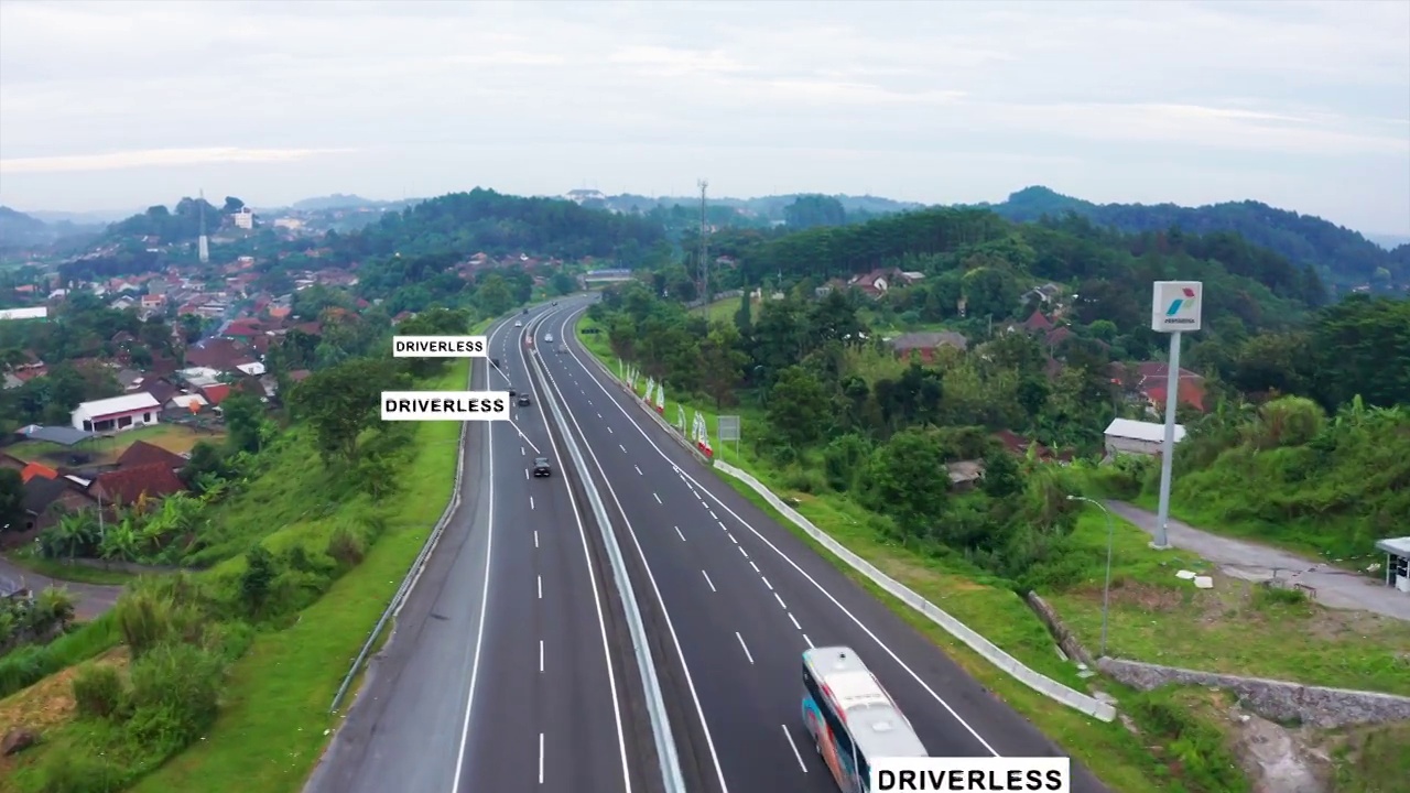 无人驾驶汽车在收费公路上行驶的景象视频下载