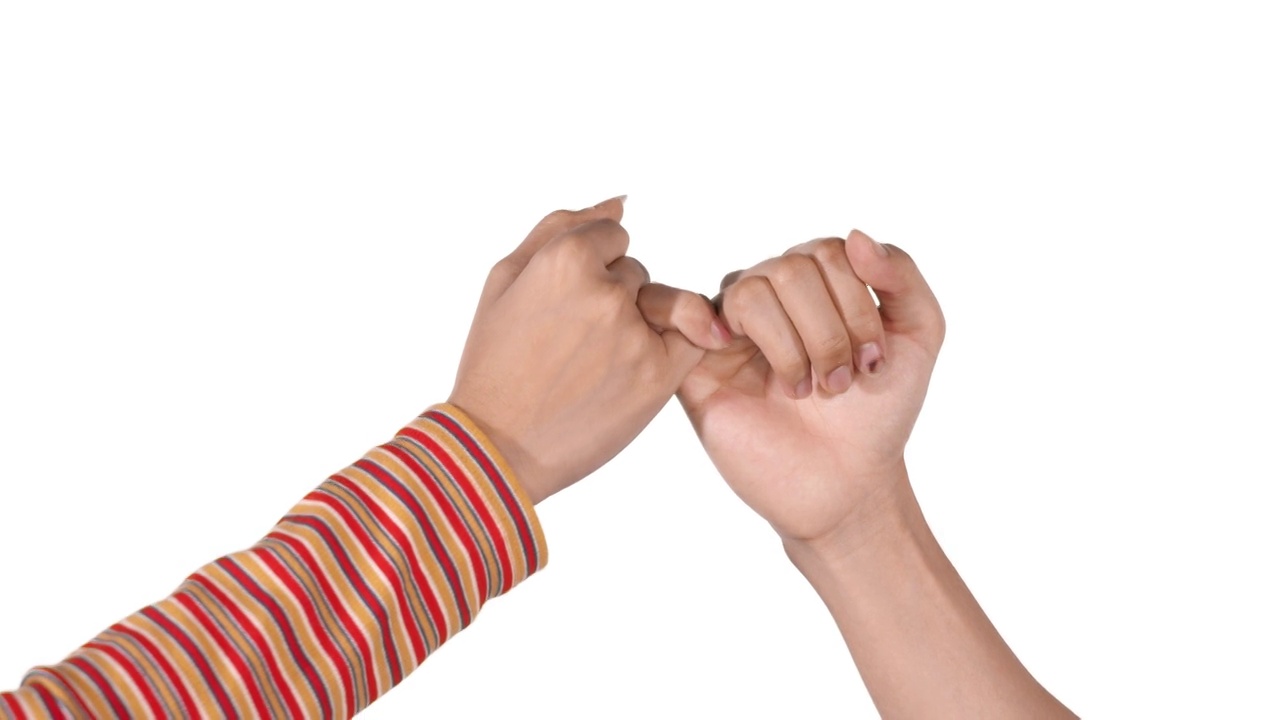 演播室里，两个女人手牵手许下小指承诺视频下载
