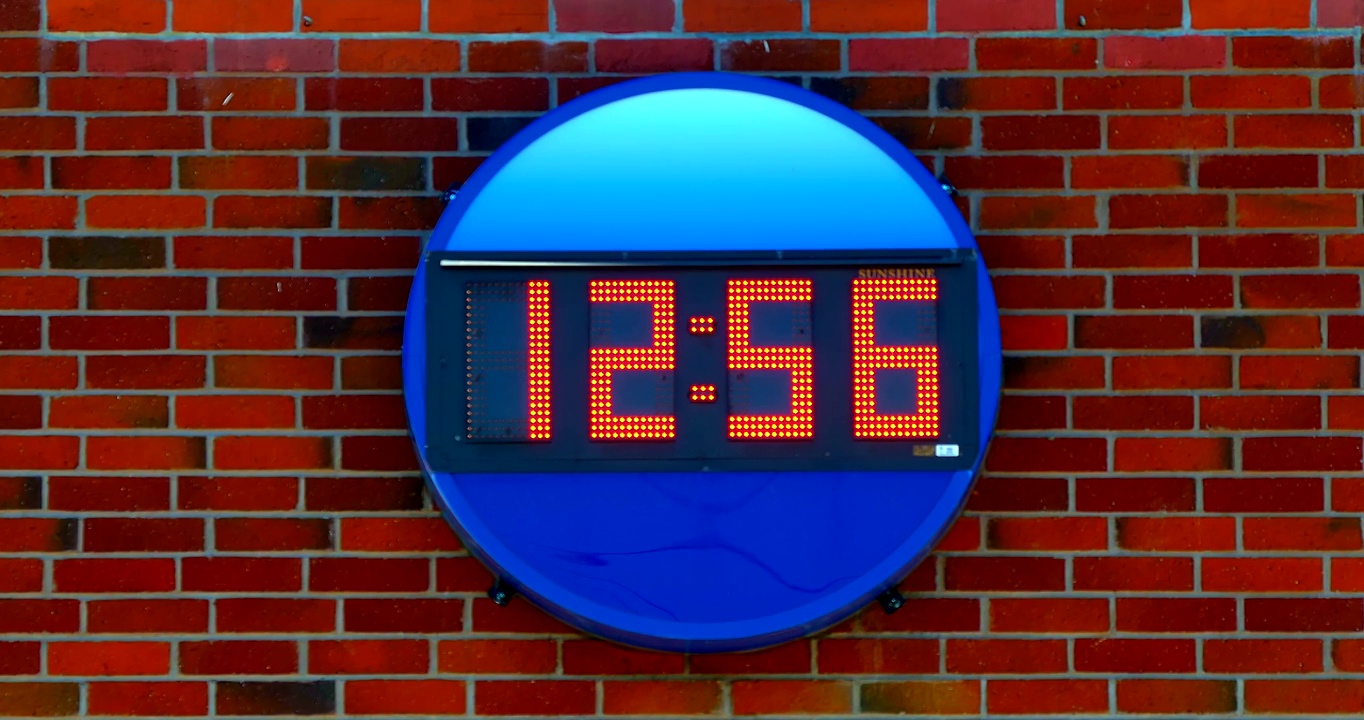 户外数字LED时钟和温度计显示时间和温度的砖墙在洛杉矶市中心，加利福尼亚州，4K视频下载