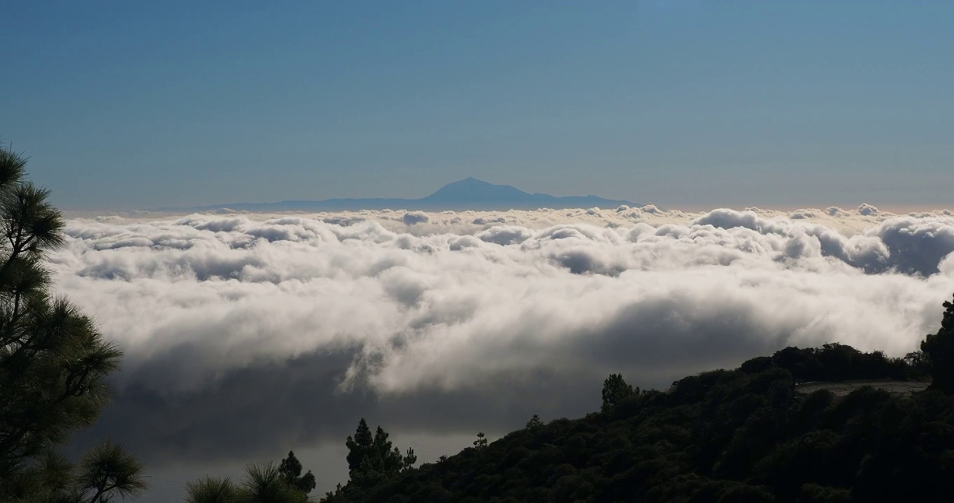 拉帕尔马岛上空的云海，背景是特内里费岛和泰德山。视频下载