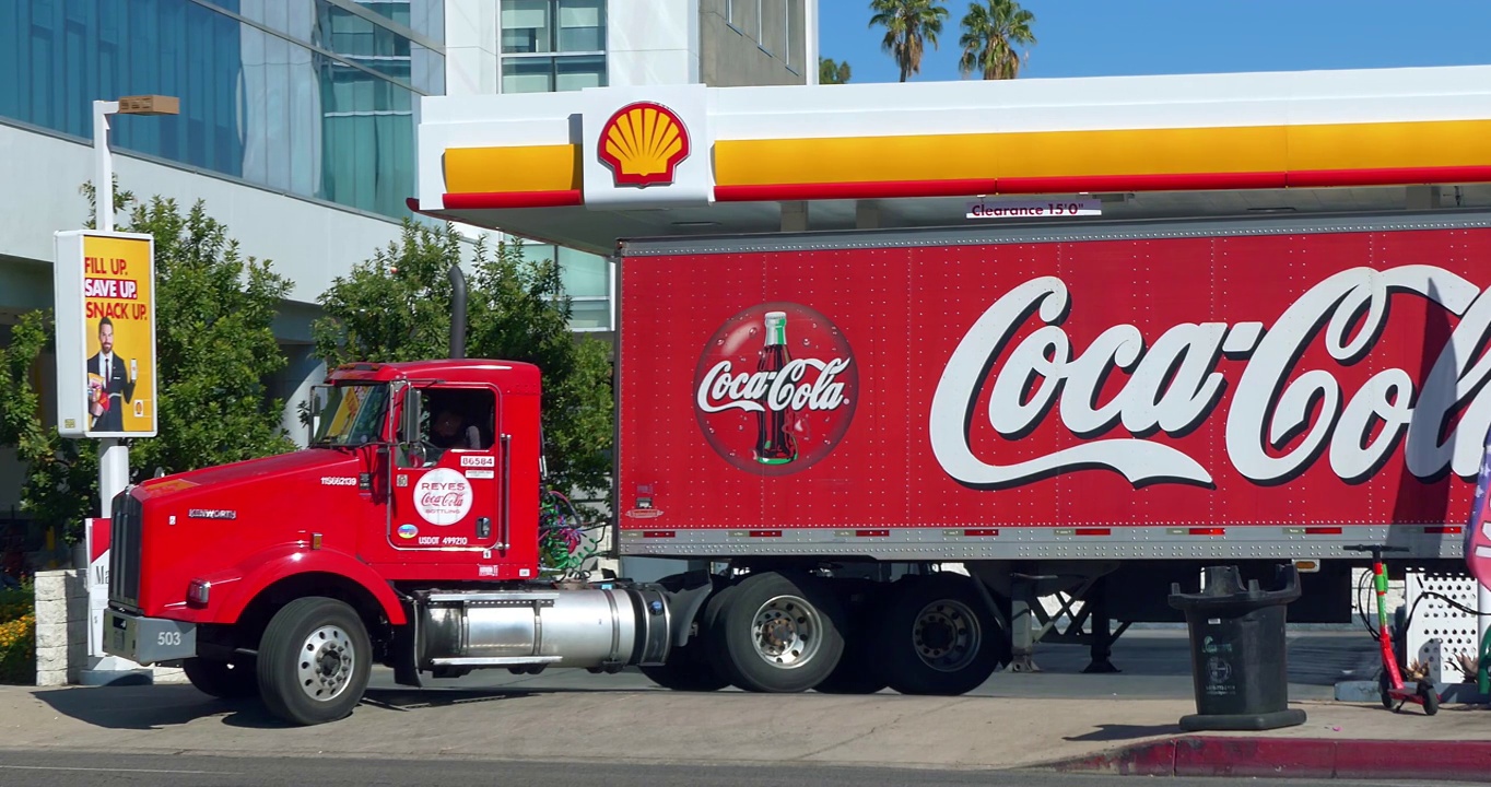 在加州洛杉矶的壳牌加油站，食品卡车和可口可乐卡车加油，4K视频下载