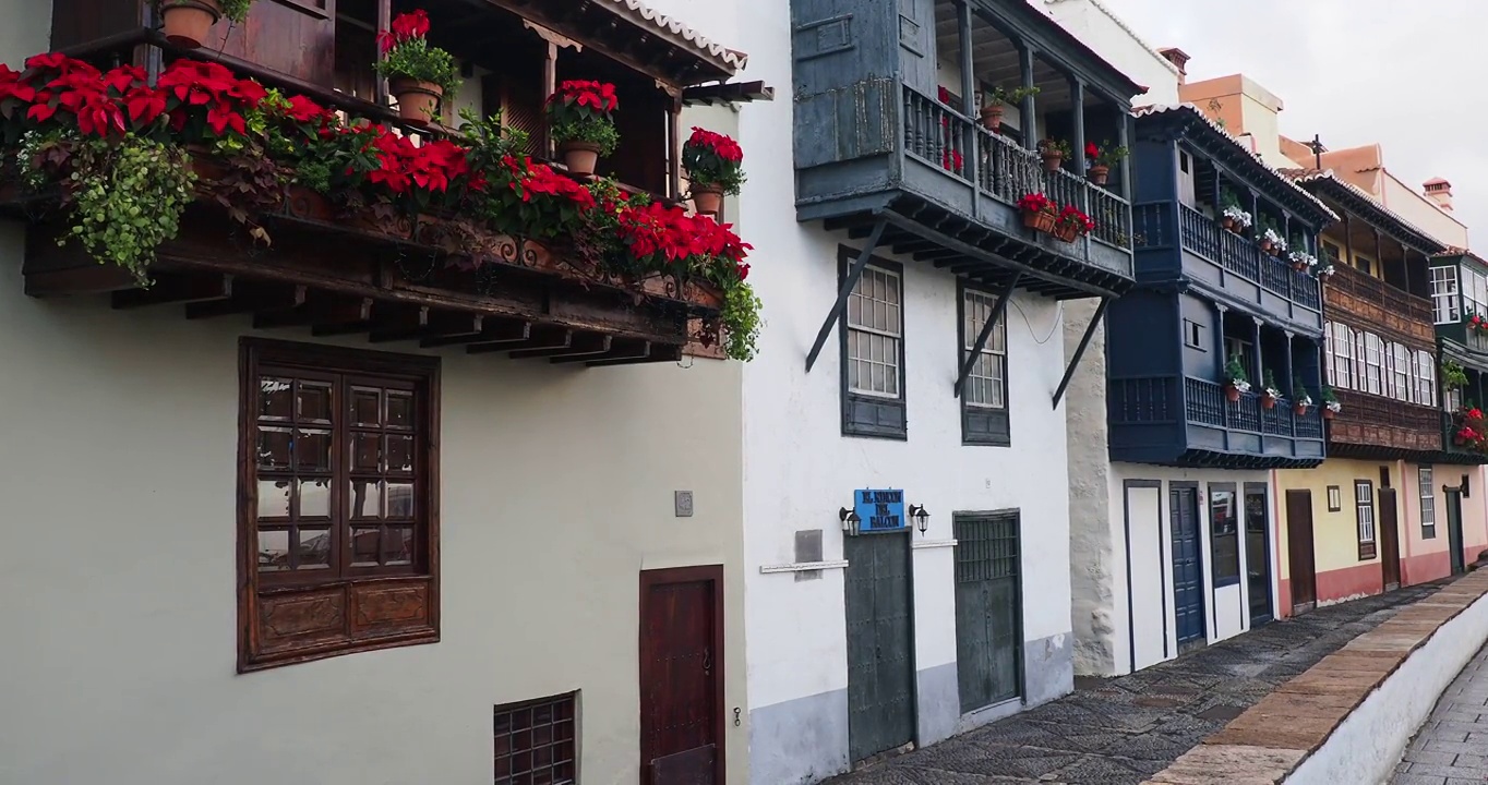 圣克鲁斯德拉帕尔马市的街道，古老的阳台上装饰着花盆。视频下载