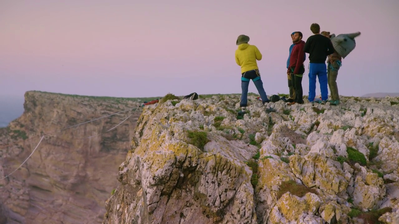 一群人站在悬崖边上视频下载