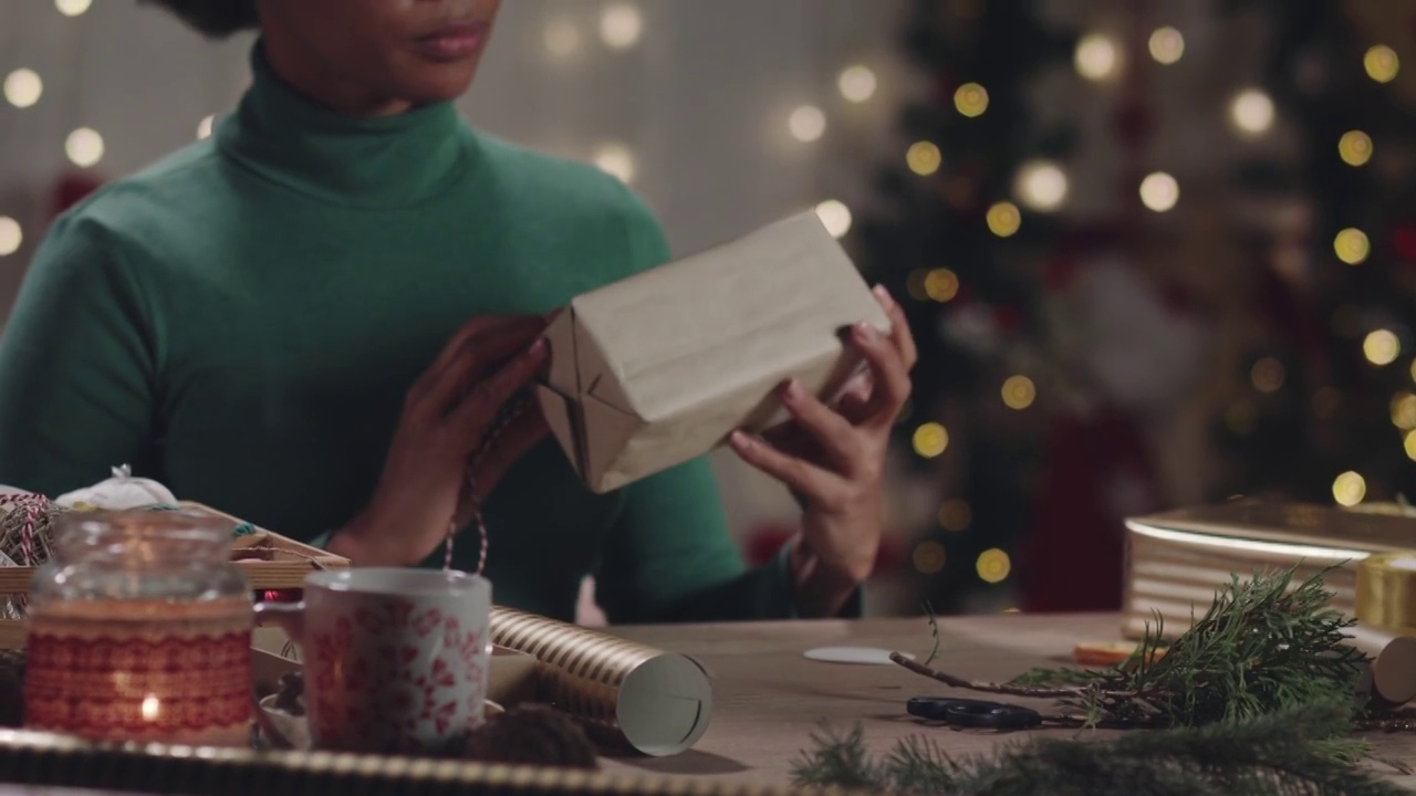 复制空间的照片，一个女人在圣诞礼物上系着装饰性的绳子视频下载
