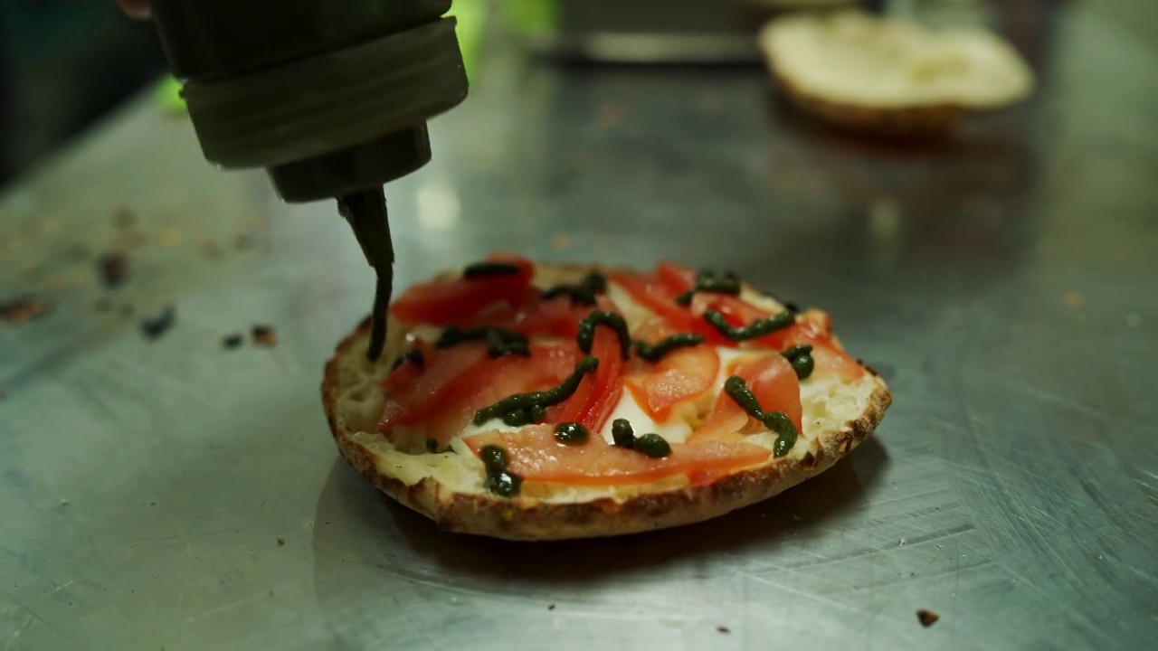素食三明治上的罗勒酱视频下载