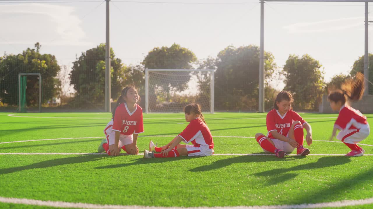女足队员或足球队队员正在休息和放松视频下载