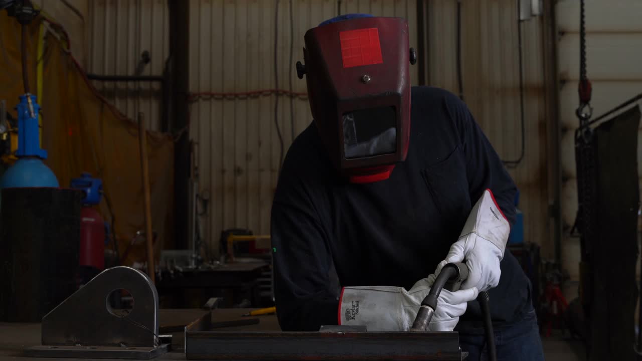 焊工的视频肖像。视频素材