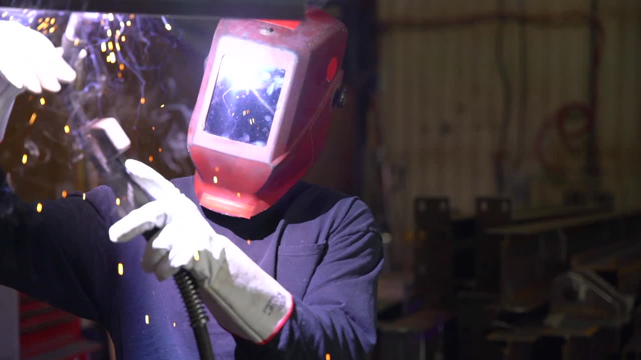 焊工的视频肖像。视频素材