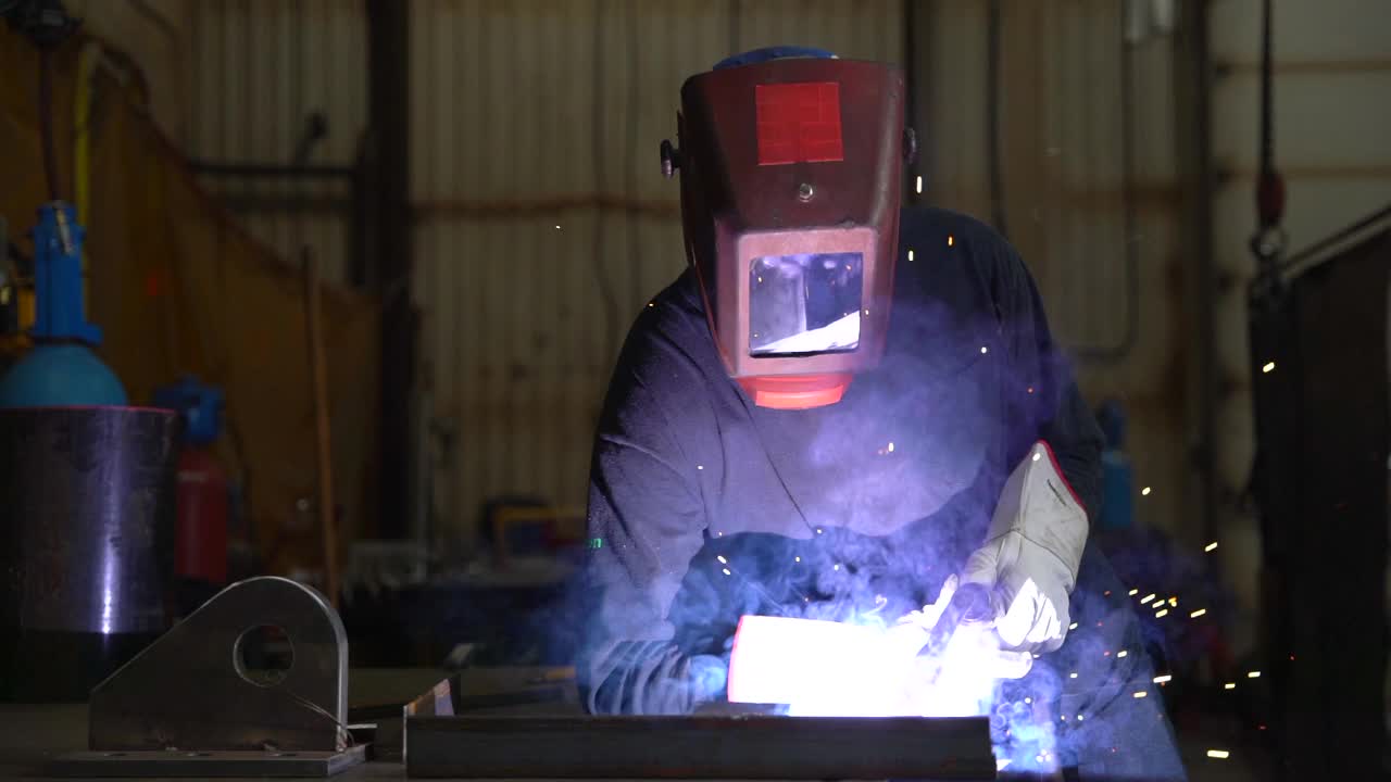 焊工的视频肖像。视频下载