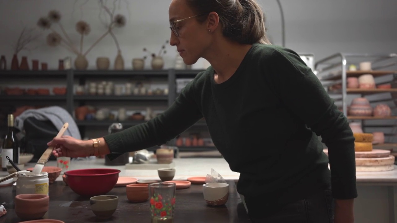 一个做陶艺的女人。视频下载