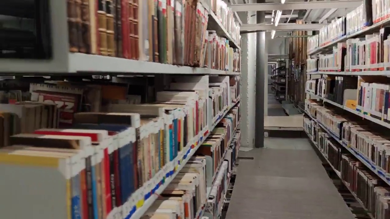 侧身走进图书馆的书架视频下载