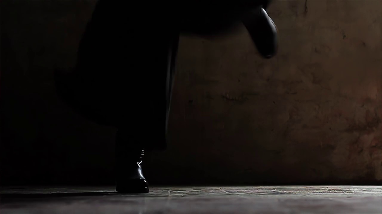 马兰博男舞者在地板上做足部运动和跺脚，阿根廷民俗舞蹈。4K分辨率。视频素材