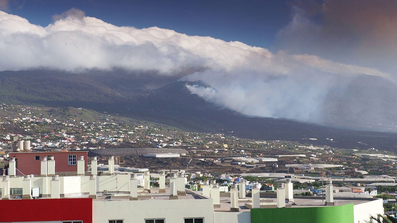 一座城镇房屋旁边的火山爆发。位于拉帕尔马加那利岛的康伯维哈火山。视频下载