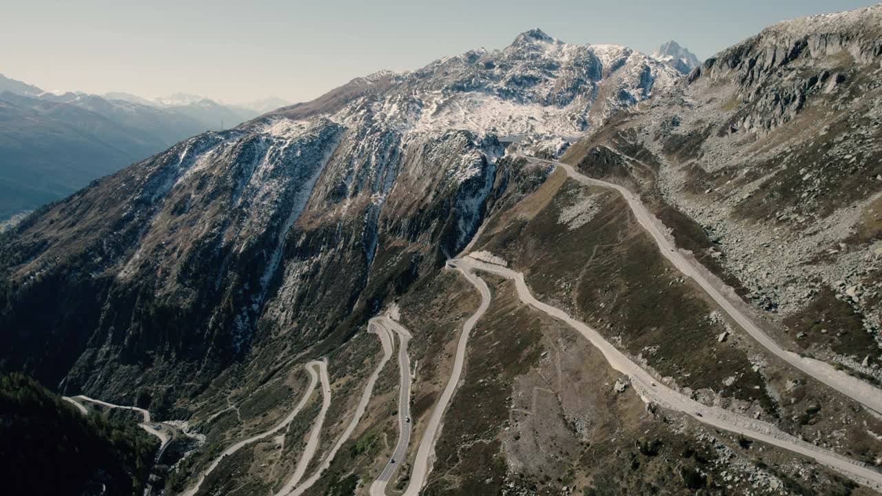 瑞士阿尔卑斯山脉格里姆塞尔山口蜿蜒道路的鸟瞰图视频素材