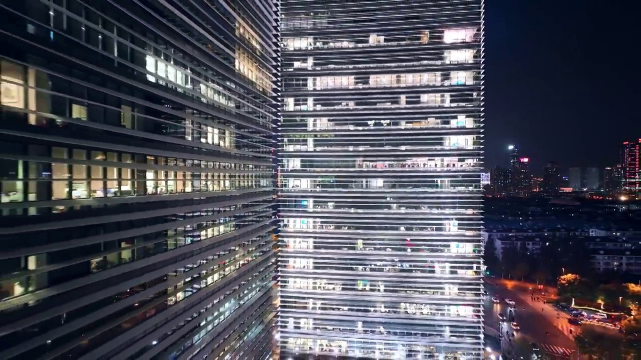 现代办公大楼的鸟瞰图与玻璃幕墙在夜间视频下载