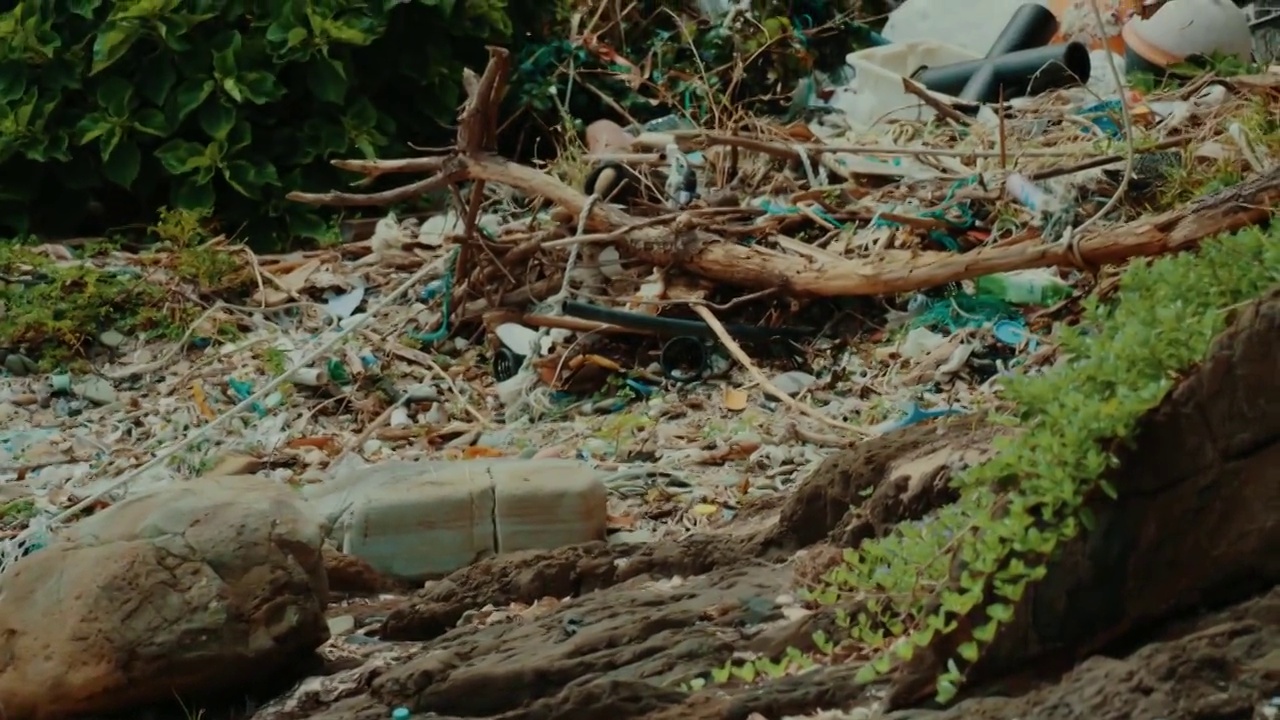 日本对马岛被冲上岸的垃圾视频素材