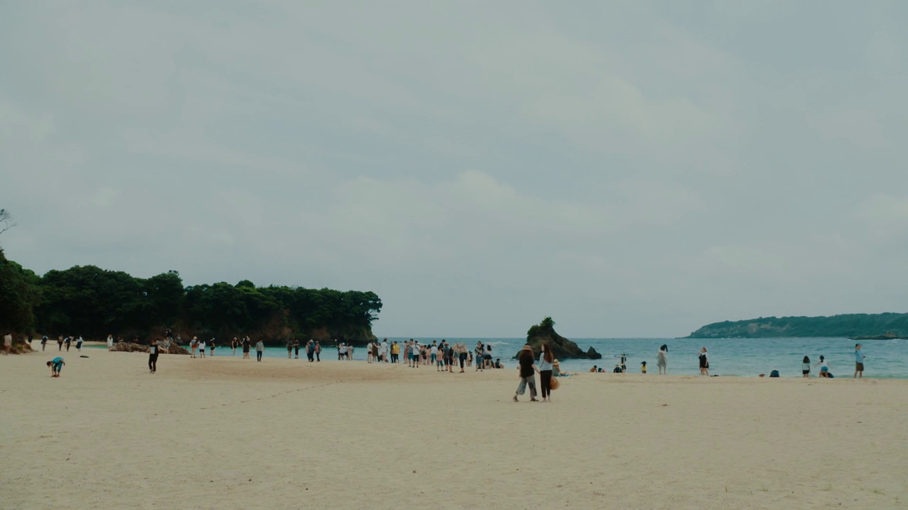 日本对马岛有很多游客的海滩视频素材