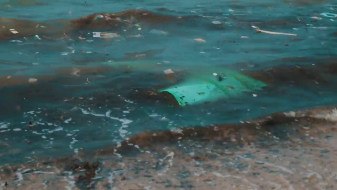 日本对马岛，海上漂浮着垃圾视频素材