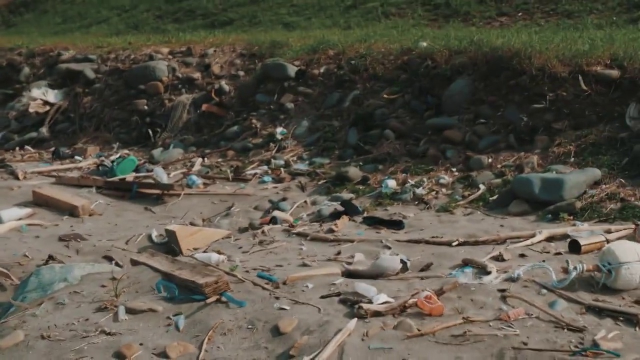 POV，日本对马岛被冲上岸的垃圾视频素材