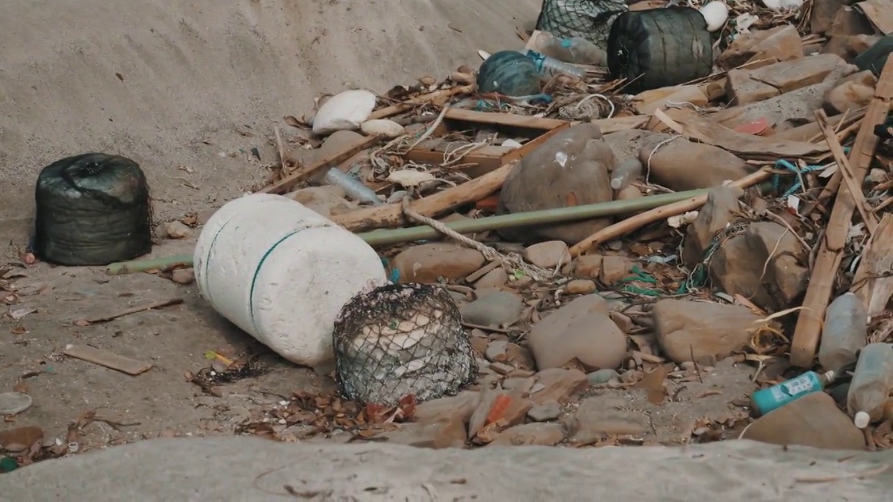 日本对马岛，被冲上岸的垃圾视频素材