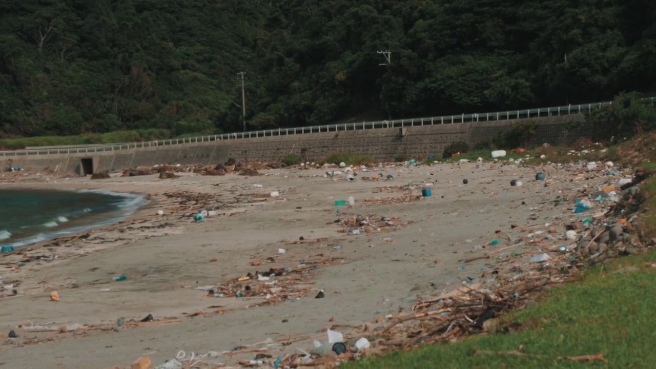 日本对马岛被冲上岸的垃圾视频素材