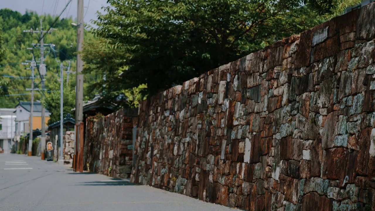 日本对马岛的Izuhara的石墙视频下载