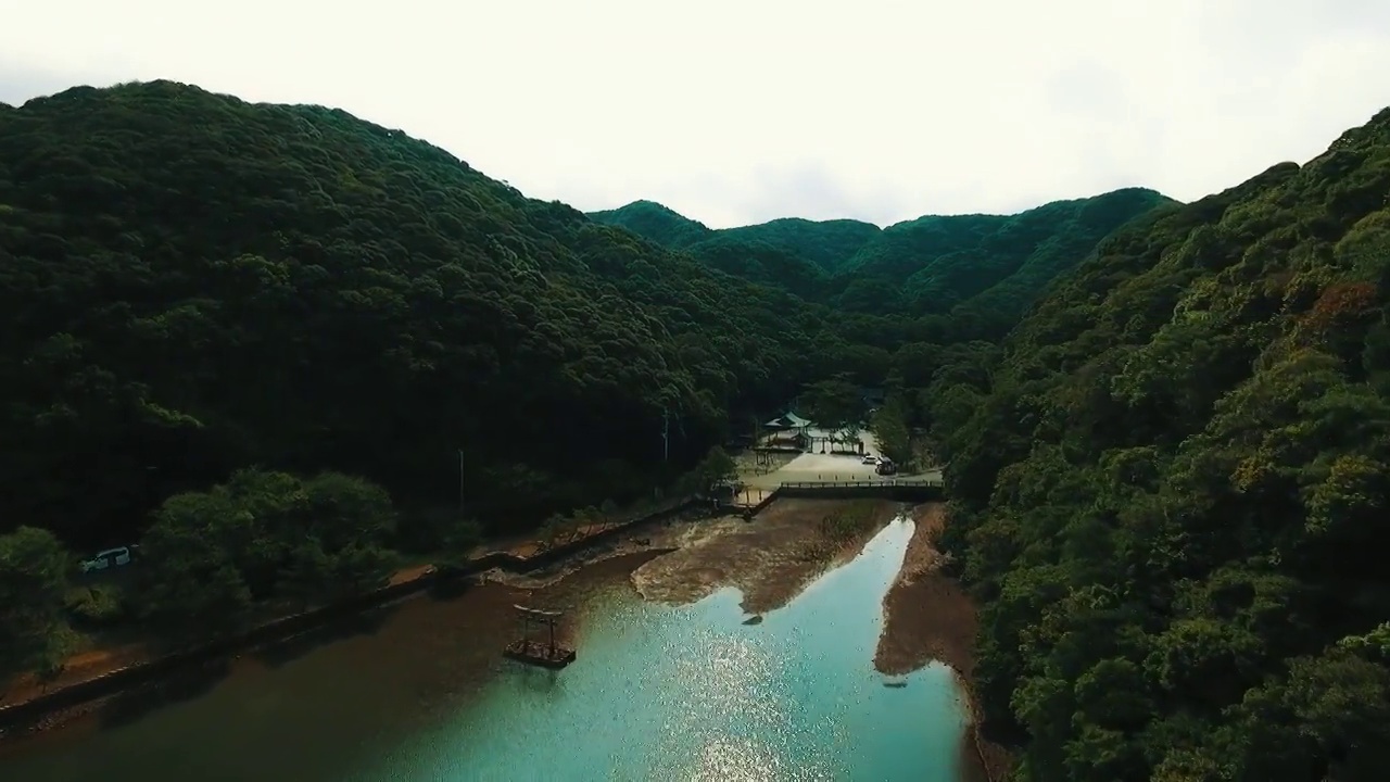 由无人机，鸟居和神社，对马岛，日本视频下载