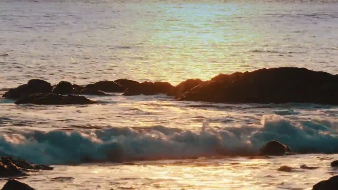 日本，对马岛的海滩在日落时分视频下载