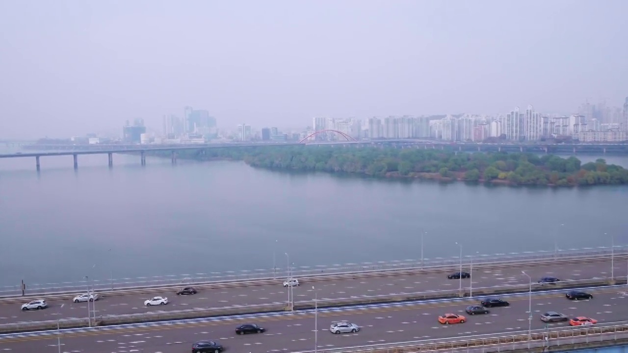韩国首尔麻浦区汉江沿岸的麻浦大桥、西江大桥、栗岛附近的公寓和移动的汽车视频下载