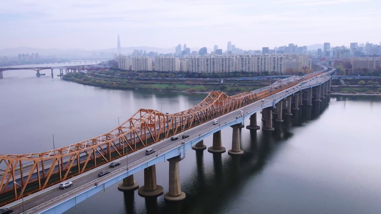 韩国首尔江南区东荷大桥上的汉江风景和移动的汽车视频下载