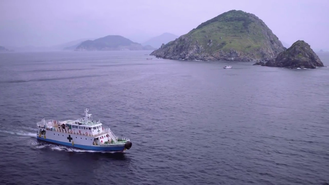 韩国全罗南道丽水市的医院船和岛屿视频下载