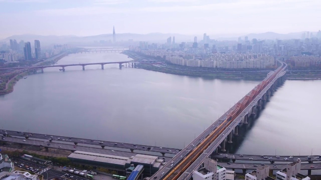 韩国首尔城东区和江南区东荷大桥上的汉江风景和移动的汽车视频下载
