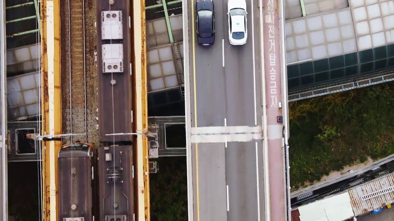汽车在公路上运行，地铁在铁路上运行/韩国首尔视频下载