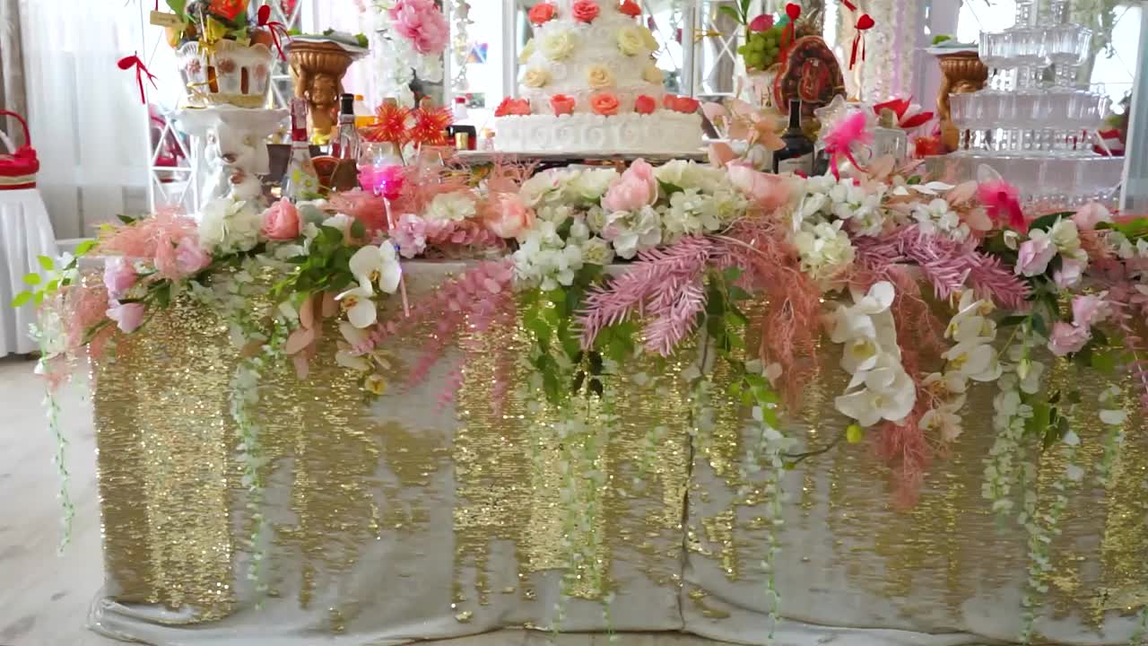 为新娘布置婚宴餐桌视频下载