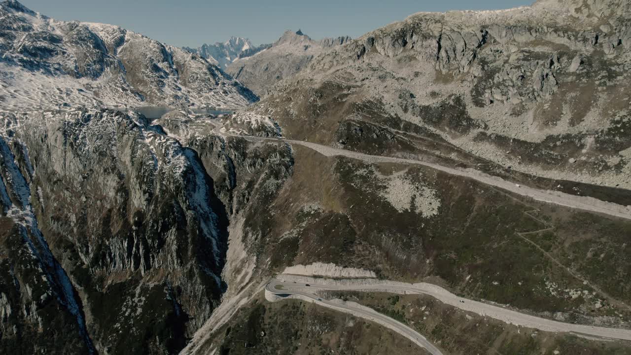 瑞士阿尔卑斯山脉格里姆塞尔山口蜿蜒的道路上的无人机景象视频素材