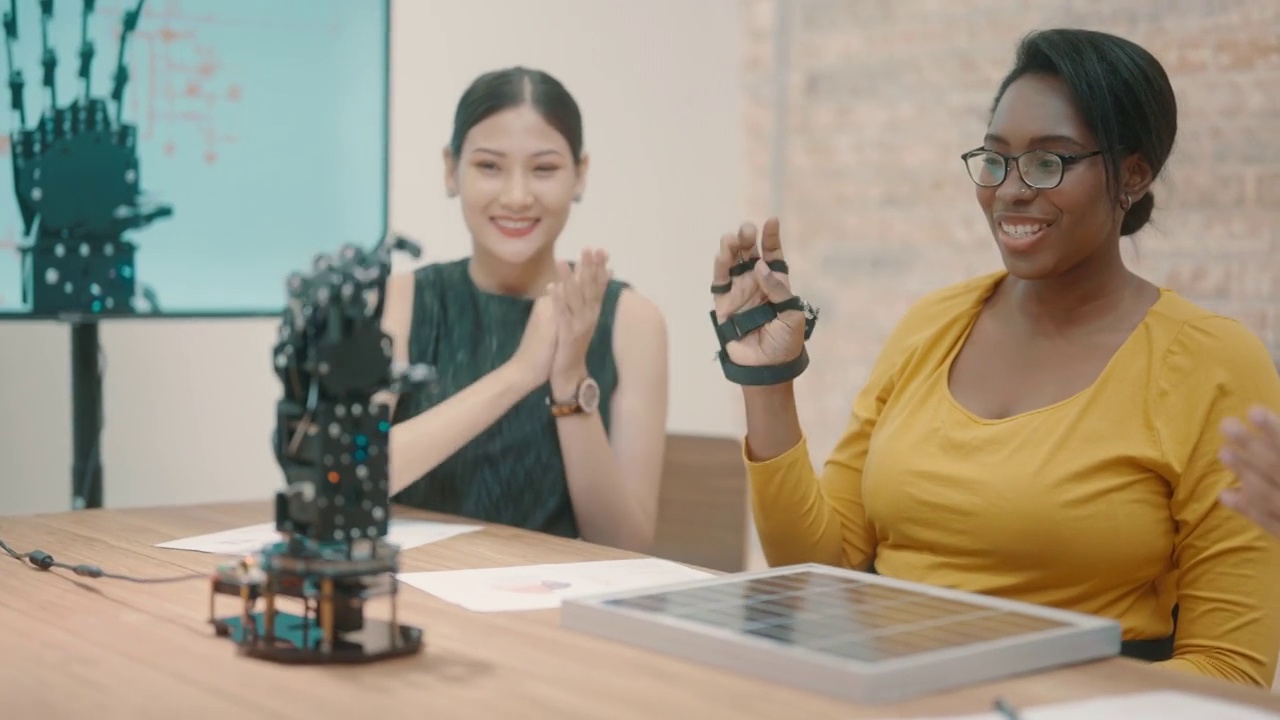 黑人女性讨论未来机器人的发展策略视频下载