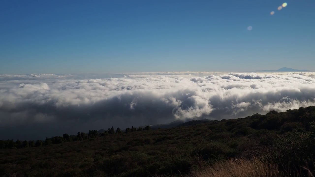 在登上Roque de los Muchachos观景台时，拉帕尔马岛上空的云海。视频下载