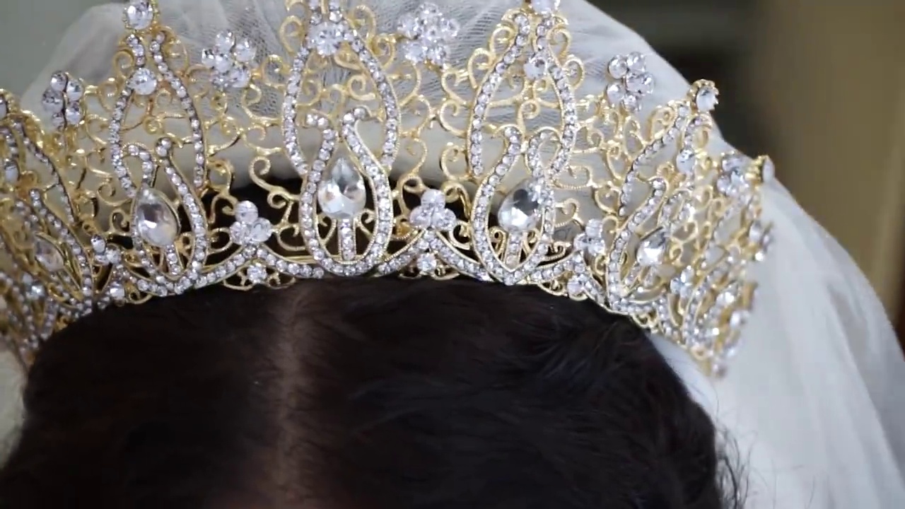 把婚礼王冠戴在新娘头上视频下载