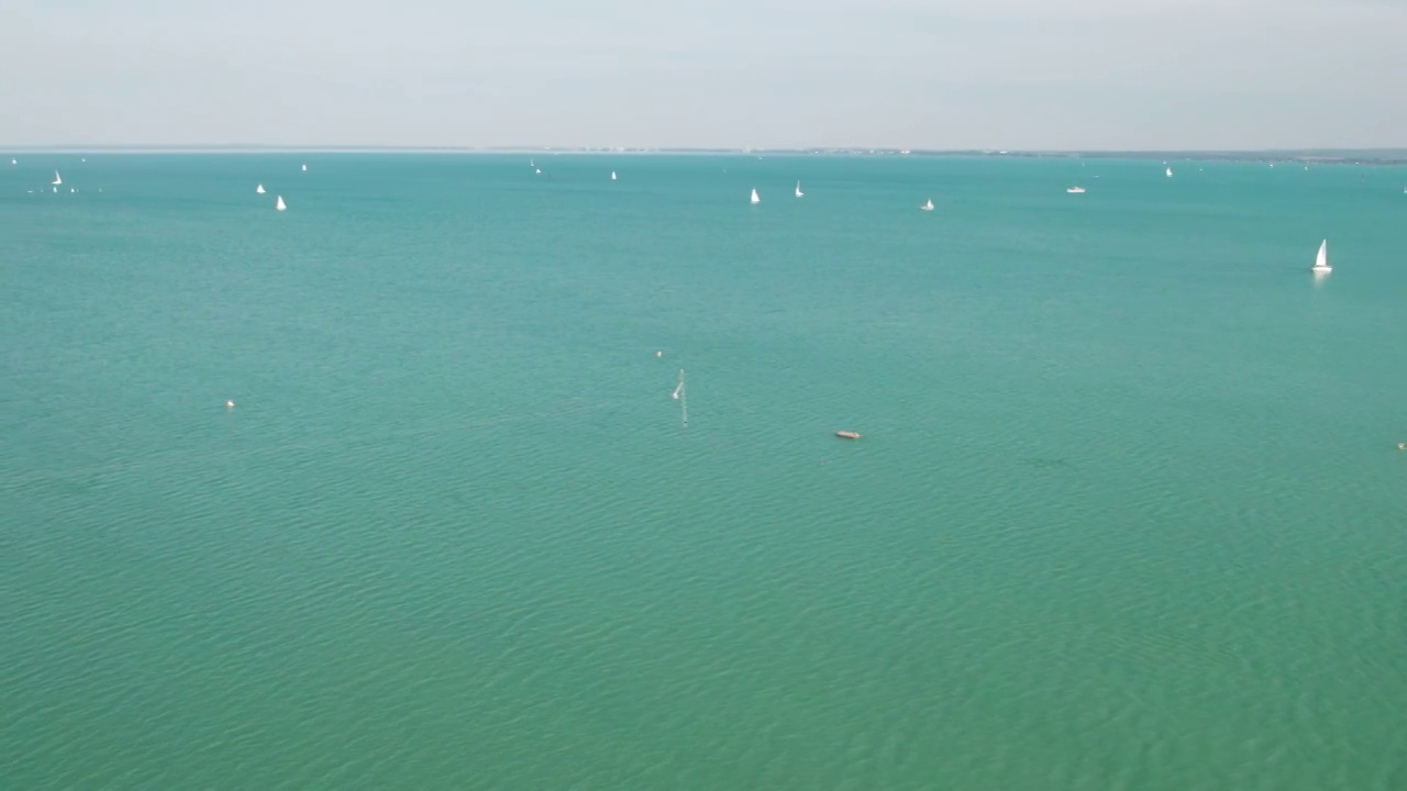 匈牙利的巴拉顿湖鸟瞰图，巴拉顿富雷德海岸，阳光灿烂的一天视频素材