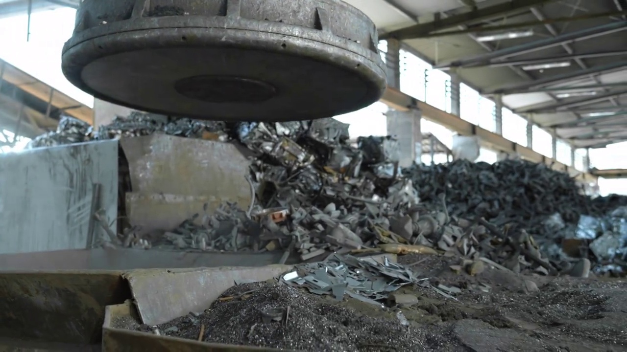 DS工业磁铁，用来收集废金属并将其释放到金属碎纸机中视频素材