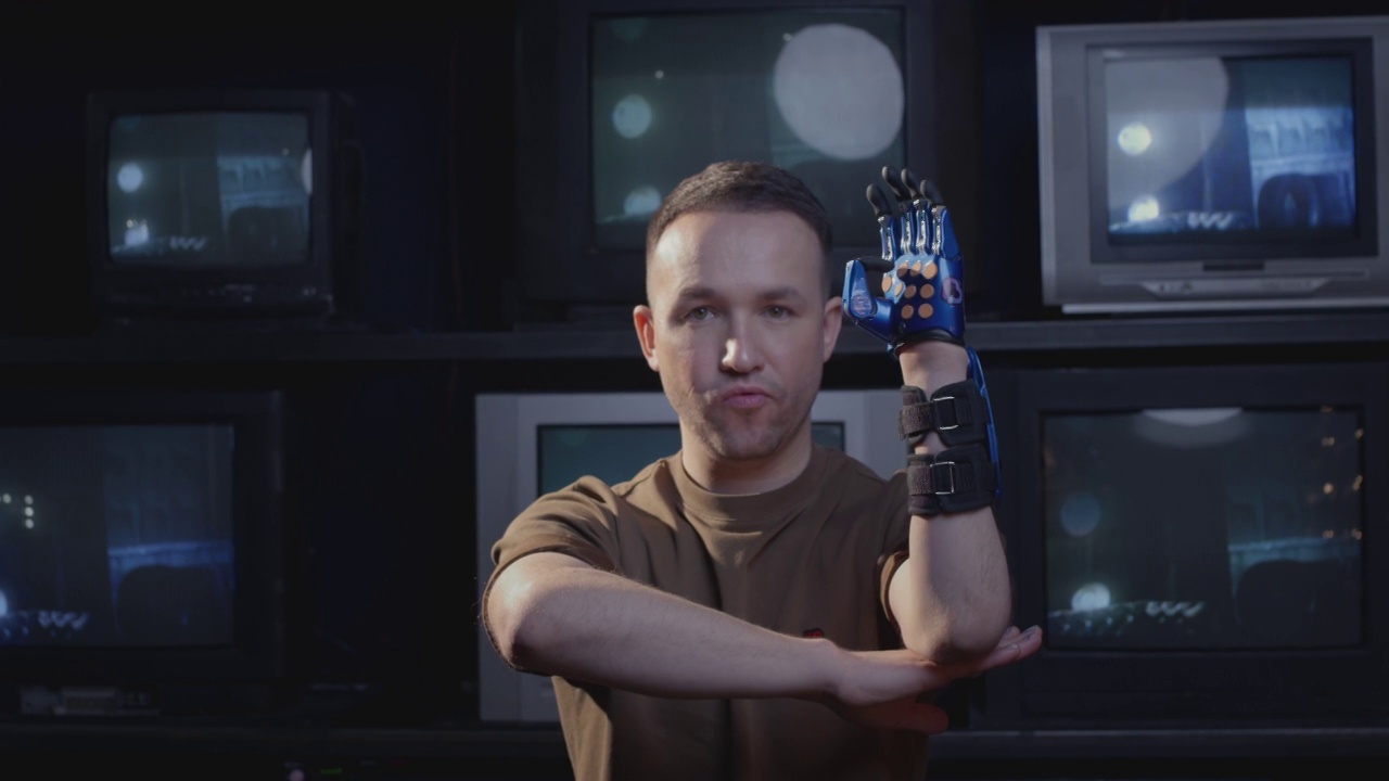 一名残疾人博主用他的手和仿生义肢展示手势。用人工手臂充实生活，包容一切视频素材