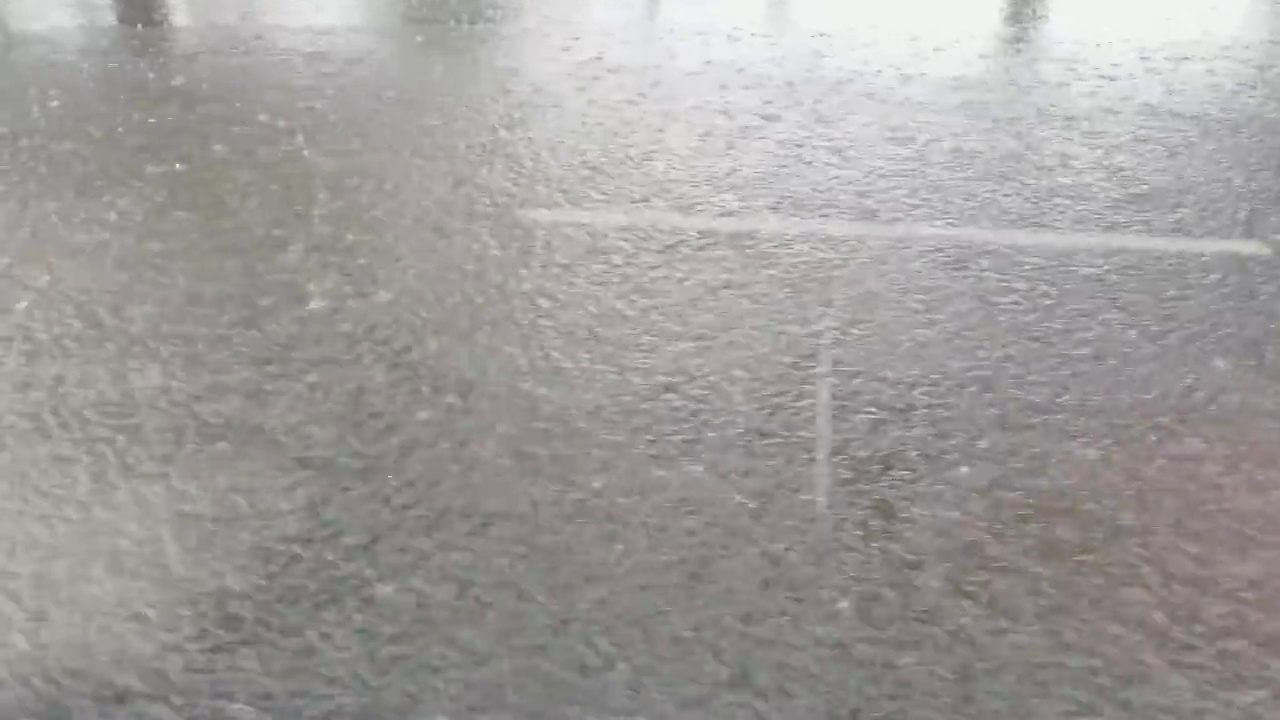 城市雨水。大水坑。Oudside视图。秋天的危险。汽车湿旅行视频素材