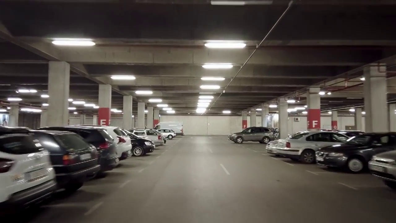 驾驶在地下车库或现代停车场的车辆很多视频素材
